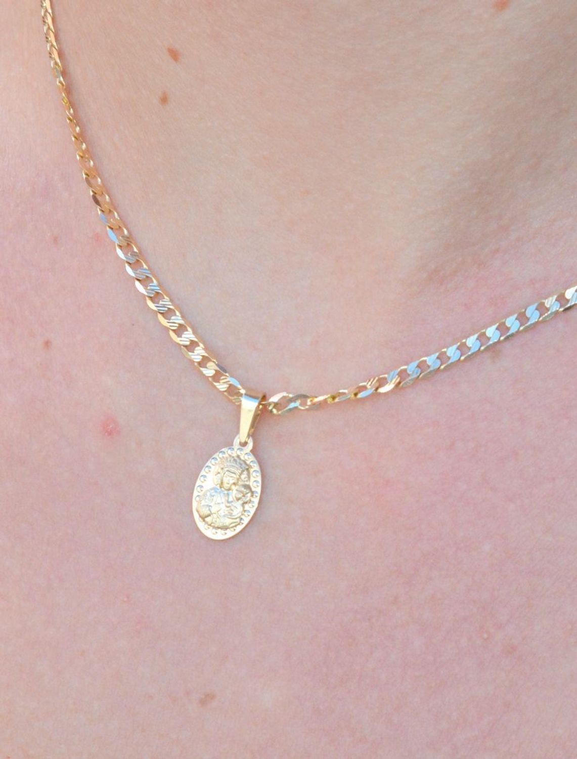 Złota zawieszka medalik owalny Matka Boska ZA 6752B 333. Medalik będący wspaniałą pamiątką i prezentem z okazji chrztu, komunii czy bierzmowania. Zawieszka wykonana ze złota próby 333. Piękna biżuteria o bogatej symbolice reli.jpg